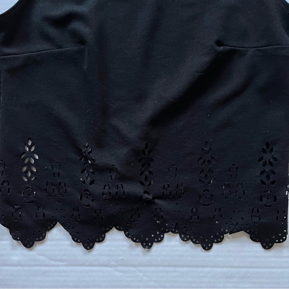 🎉6/$26🎉RUE 21 Scalloped Cut Out Crop Top - Picture 2 of 5
